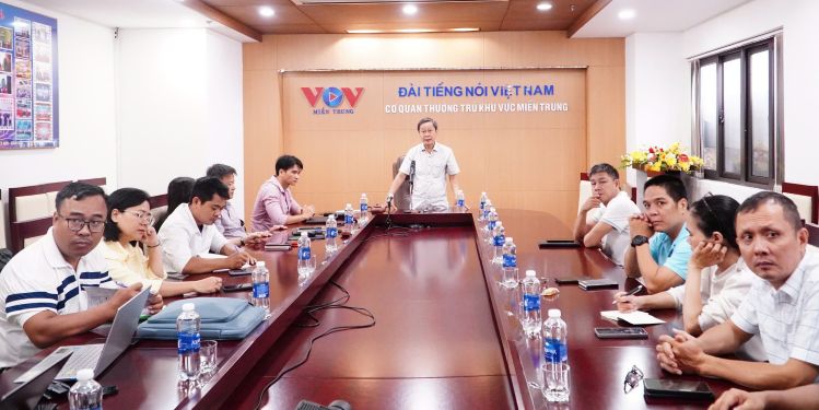 VOV miền Trung nâng cao kỹ năng sản xuất podcast<br /><span style="font-weight:normal;">Trong hai ngày 10 và 11/10, tại thành phố Đà Nẵng, Trung tâm Đào tạo bồi dưỡng nghiệp vụ truyền thông (VOVTC) thuộc Trung tâm Nghiên cứu và ứng dụng Công nghệ Truyền thông (R&D) phối hợp với VOV miền Trung tổ chức Khóa tập huấn “Nâng cao kỹ năng sản xuất Podcast trên các nền tảng số của Đài Tiếng nói Việt Nam”.</span>